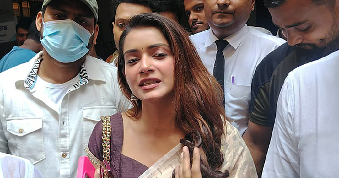 Tanjin Tisha speaks to the media after the court hearing at the Dhaka Metropolitan Magistrate Court premises on September 29. Photo: Collected