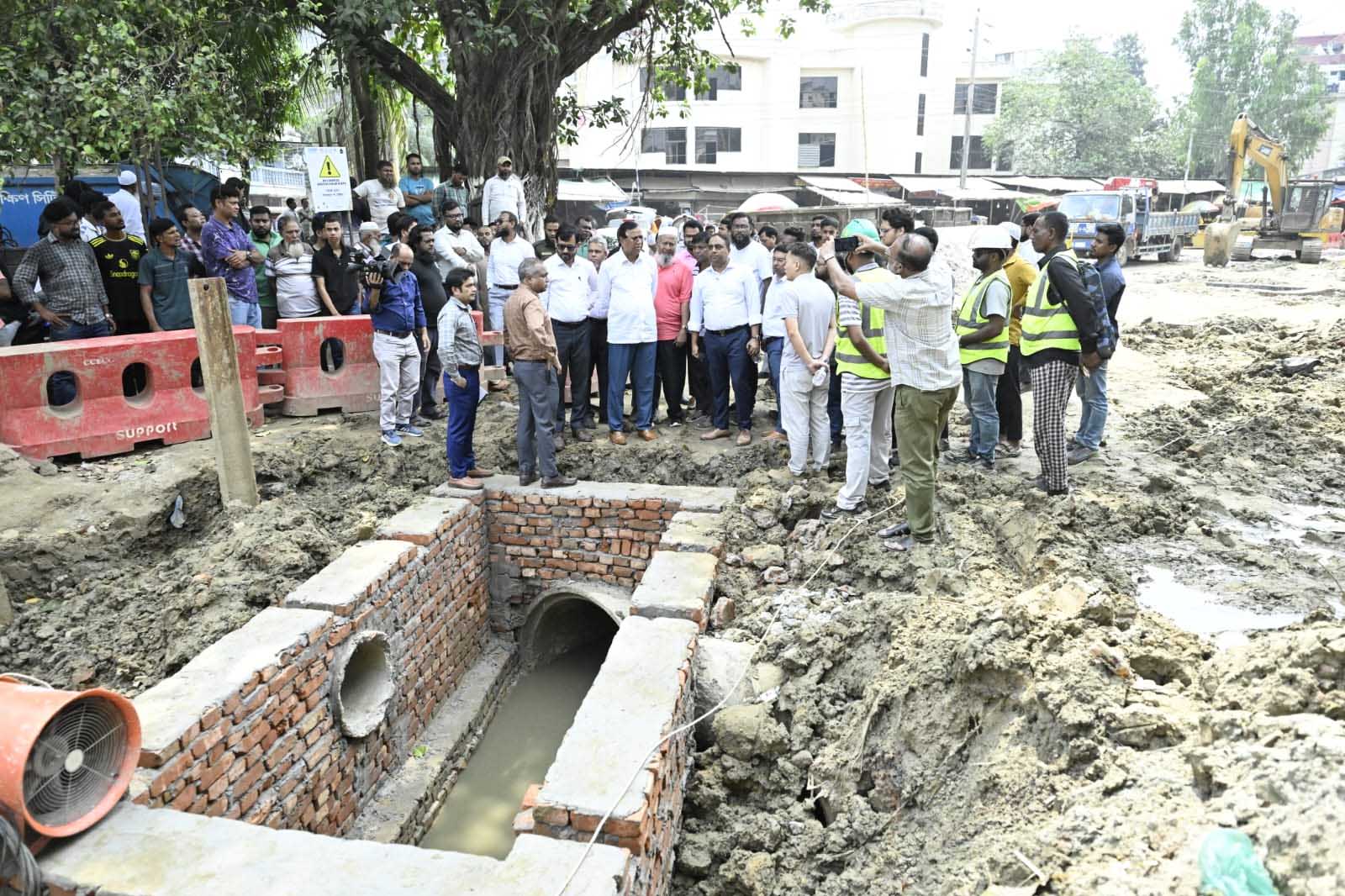 DSCC Administrator Md Abdus Salam inspects cleanliness and illegal encroachments in Dhalpur, Dhaka, on Thursday, October 1, 2026. Photo: Courtesy