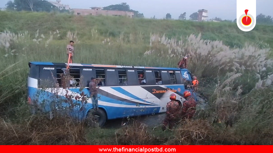 3 killed as bus plunges into ditch on Dhaka-Mawa Expressway
